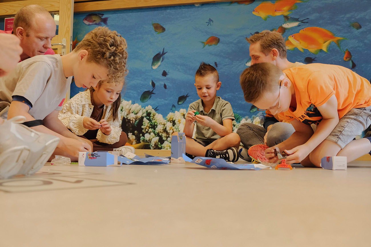 Patiënten kinderafdeling VieCuri verrast met cadeaus en workshop van finalisten LEGO Masters 10