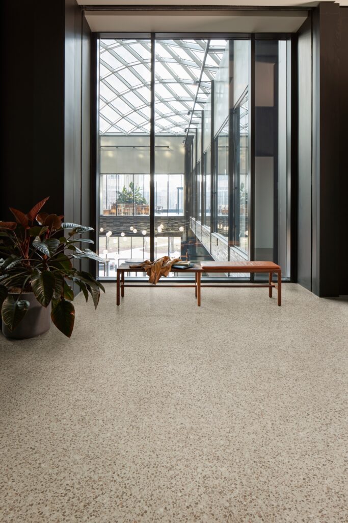 Interface breidt tapijttegelcollectie Woven Gradience uit en introduceert In The Mix, een nieuwe LVT-vloer geïnspireerd op terrazzo 4