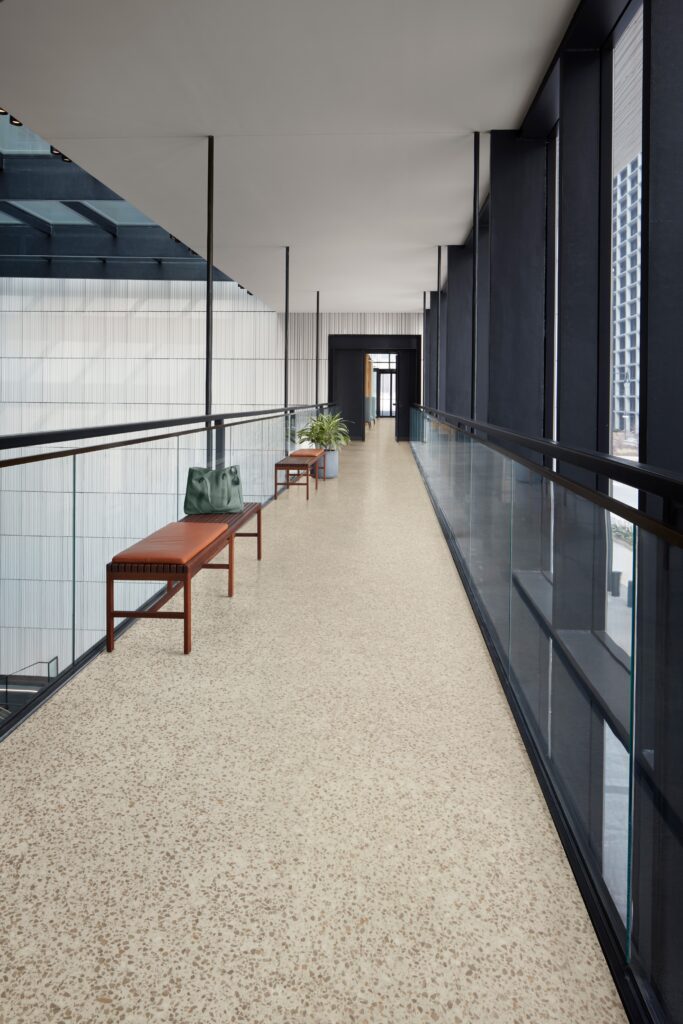 Interface breidt tapijttegelcollectie Woven Gradience uit en introduceert In The Mix, een nieuwe LVT-vloer geïnspireerd op terrazzo 3