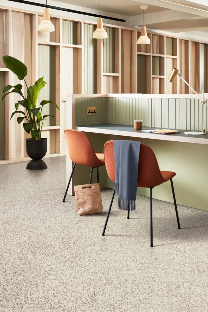 Interface breidt tapijttegelcollectie Woven Gradience uit en introduceert In The Mix, een nieuwe LVT-vloer geïnspireerd op terrazzo 2