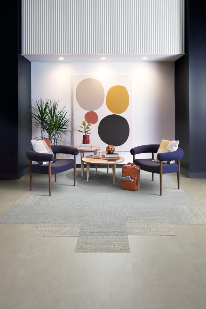 Interface breidt tapijttegelcollectie Woven Gradience uit en introduceert In The Mix, een nieuwe LVT-vloer geïnspireerd op terrazzo 1