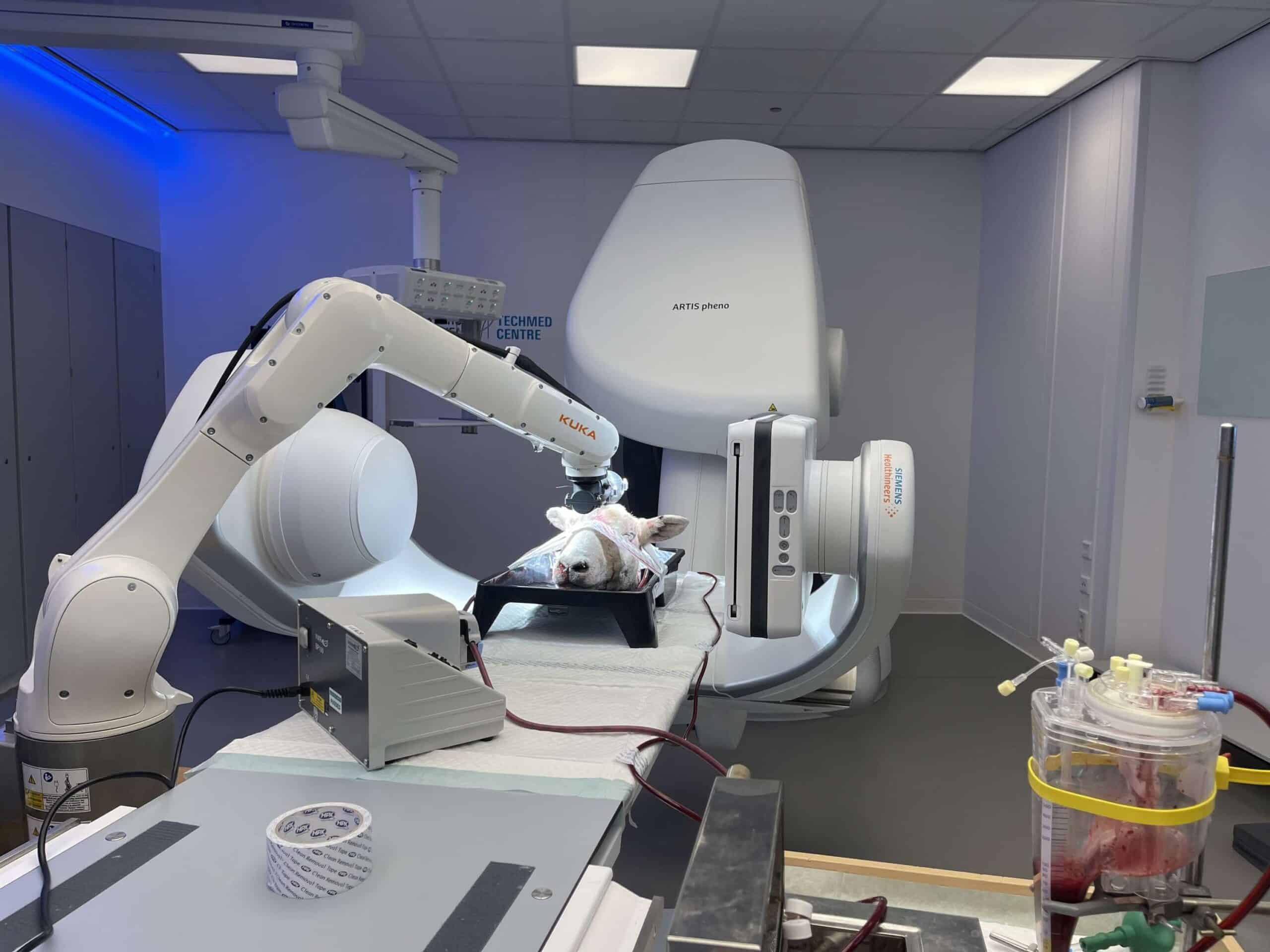 Robot boort voor het eerst door echt hersenweefsel 1